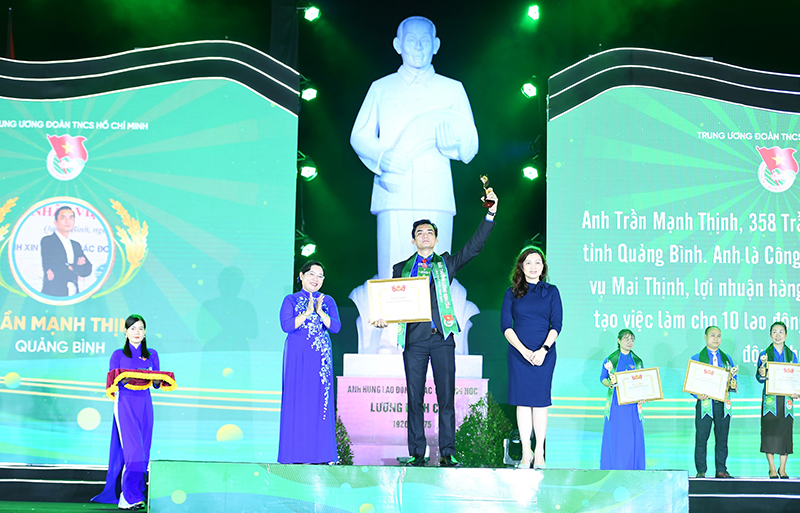Trần Mạnh Thịnh vinh dự nhận giải thưởng Lương Định Của năm 2023.