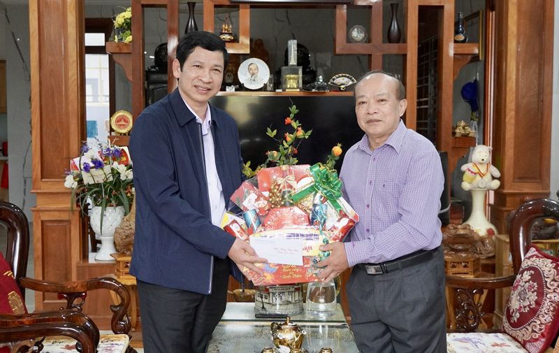 Đồng chí Phó Chủ tịch UBND tỉnh Hồ An Phong tặng quà gia đình đồng chí Nguyễn Đảng, nguyên Phó Chủ tịch UBND tỉnh.