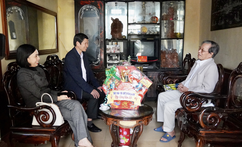 Đồng chí Phó Chủ tịch UBND tỉnh Hồ An Phong thăm hỏi, trò chuyện cùng đồng chí Hồ Khắc Hồng, nguyên Phó Chủ tịch UBND tỉnh.