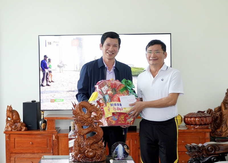 Đồng chí Phó Chủ tịch UBND tỉnh Hồ An Phong tặng quà gia đình đồng chí Trần Tiến Dũng, nguyên Phó Chủ tịch UBND tỉnh.