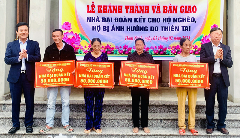 Đại diện lãnh đạo huyện Quảng Ninh trao kinh phí hỗ trợ xây dựng nhà “Đại đoàn kết” cho các hộ dân trên địa bàn xã Hàm Ninh.