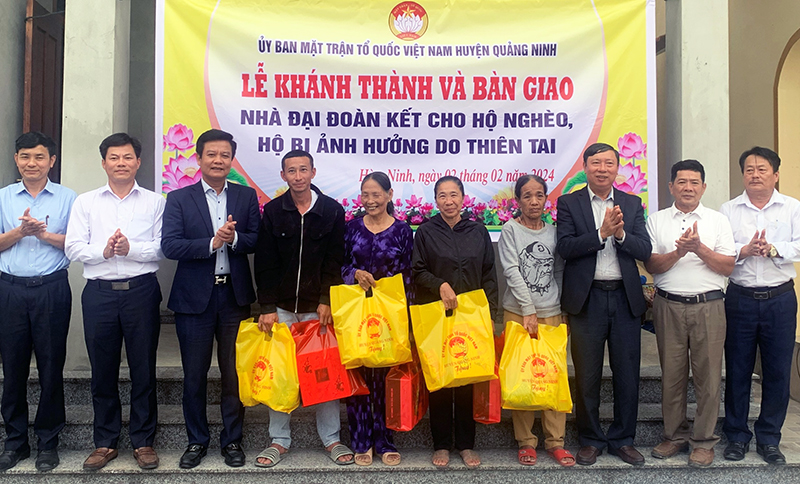 Đại diện lãnh đạo huyện và Ủy ban MTTQVN huyện Quảng Ninh trao quà Tết cho các hộ gia đình.