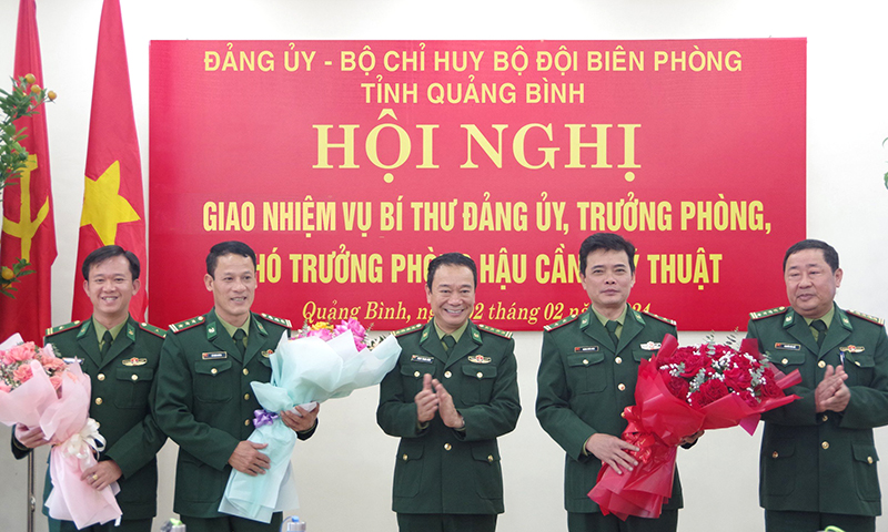 Đồng chí đại tá Trịnh Thanh Bình, Tỉnh ủy viên, Phó Bí thư Đảng ủy, Chỉ huy trưởng BĐBP tỉnh tặng hoa chúc mừng các đồng chí được bổ nhiệm.