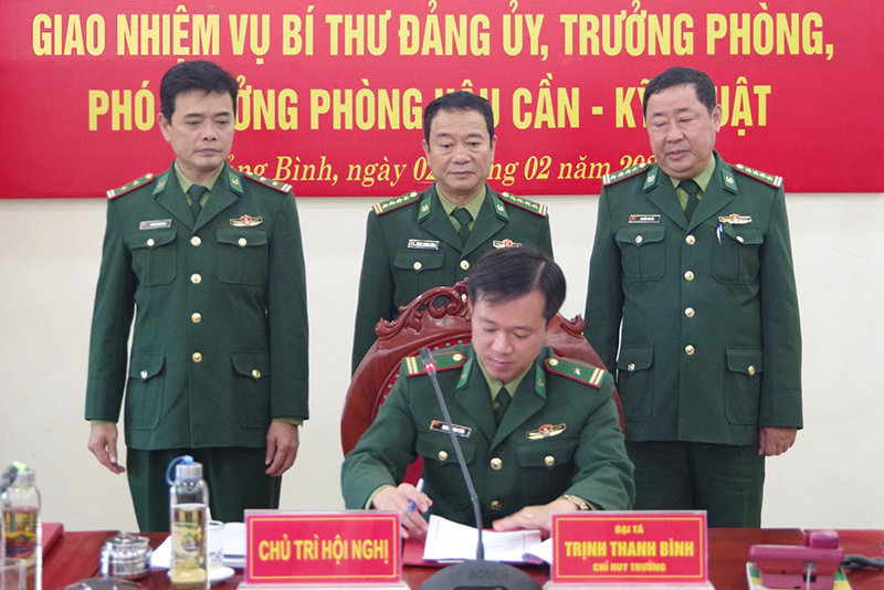Đồng chí thiếu tá Nguyễn Anh Tuấn, Trưởng phòng Hậu cần-Kỹ thuật ký biên bản nhận nhiệm vụ.