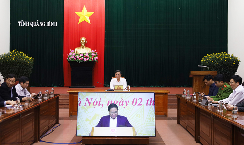 Đồng chí Chủ tịch UBND tỉnh Trần Thắng và các đại biểu tham dự phiên họp tại điểm cầu Quảng Bình.
