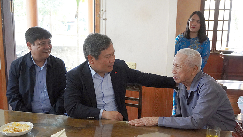  Đồng chí Bí thư Tỉnh ủy Vũ Đại Thắng thăm, chúc tết đồng chí Nguyễn Phong Cảnh, đảng viên trên 74 năm tuổi Đảng tại xã Phúc Trạch.