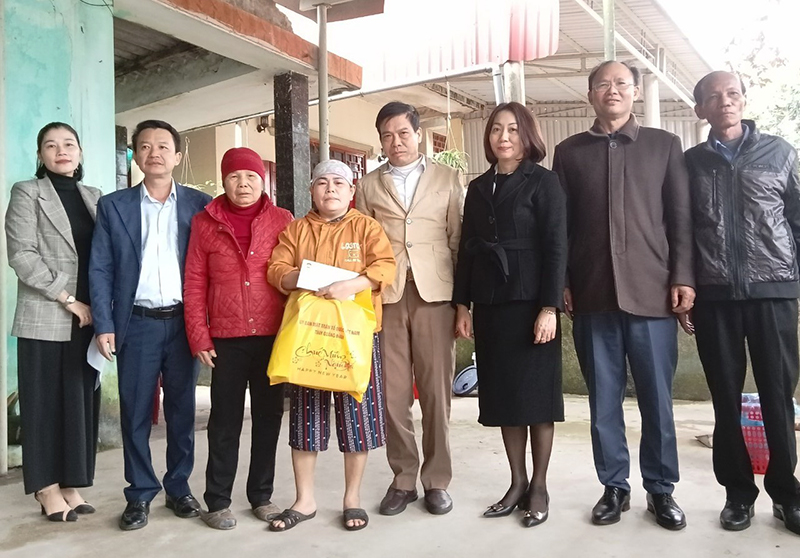 Đồng chí Phó Chủ tịch Ủy ban MTTQVN tỉnh Trần Quang Minh trao quà Tết cho hộ có hoàn cảnh khó khăn tại huyện Lê Thủy.