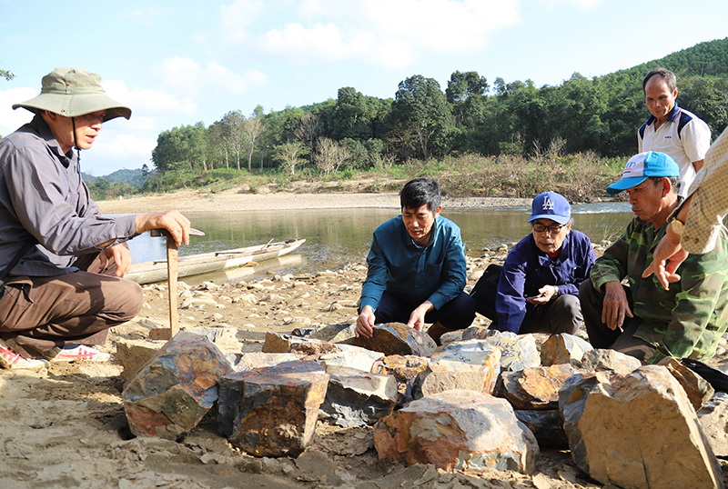 Đoàn công tác Sở Khoa học và Công nghệ kiểm tra thực tế tại địa điểm triển khai nhiệm vụ.