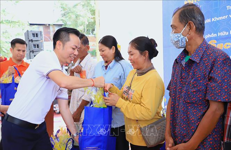 Ban tổ chức trao tặng quà Tết cho người dân Campuchia và người gốc Việt tham gia chương trình “Ấm tình mùa Xuân” - Xuân Giáp Thìn 2024. Ảnh: TTXVN phát.