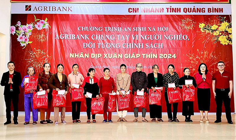 Lãnh đạo Agribank Quảng Bình trao quà Tết cho các gia đình chính sách tại huyện Quảng Ninh