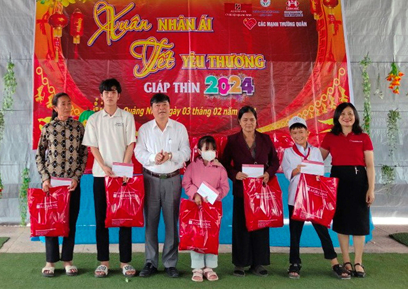  Lãnh đạo huyện Quảng Ninh trao quà Tết cho các em học sinh và người dân có hoàn cảnh khó khăn trên địa bàn xã Hải Ninh.