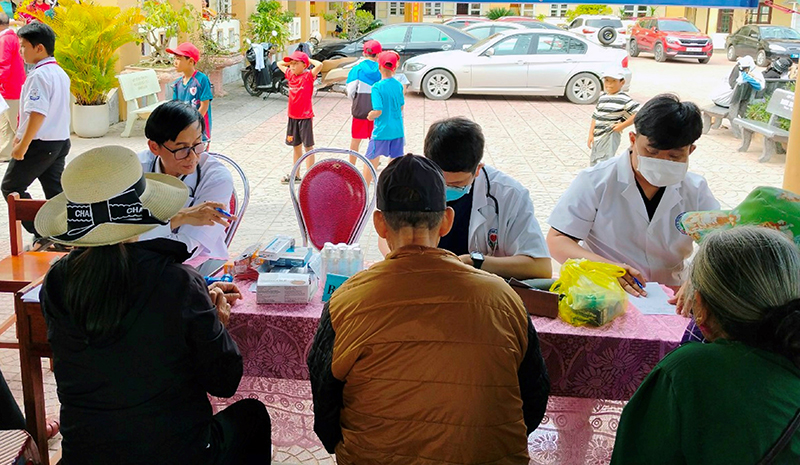 Khám, tư vấn và cấp phát thuốc miễn phí cho người dân xã Hải Ninh.