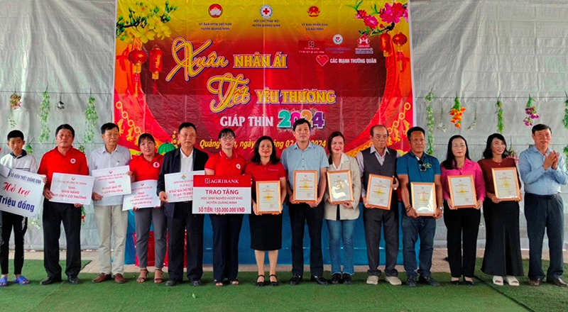 Khám, tư vấn và cấp phát thuốc miễn phí cho người dân xã Hải Ninh.