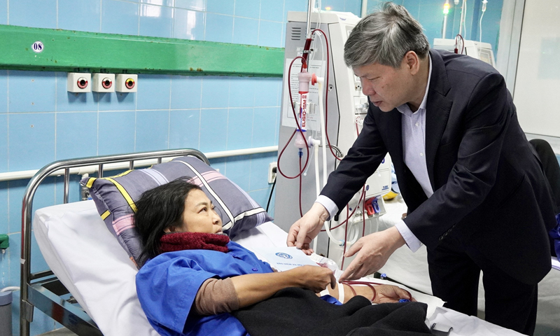 Lãnh đạo BHXH Việt Nam thăm, động viên các bệnh nhân chạy thận nhân tạo tại Khoa Nội thận tiết niệu, Bệnh viện hữu nghị Việt Nam-Cuba Đồng Hới.