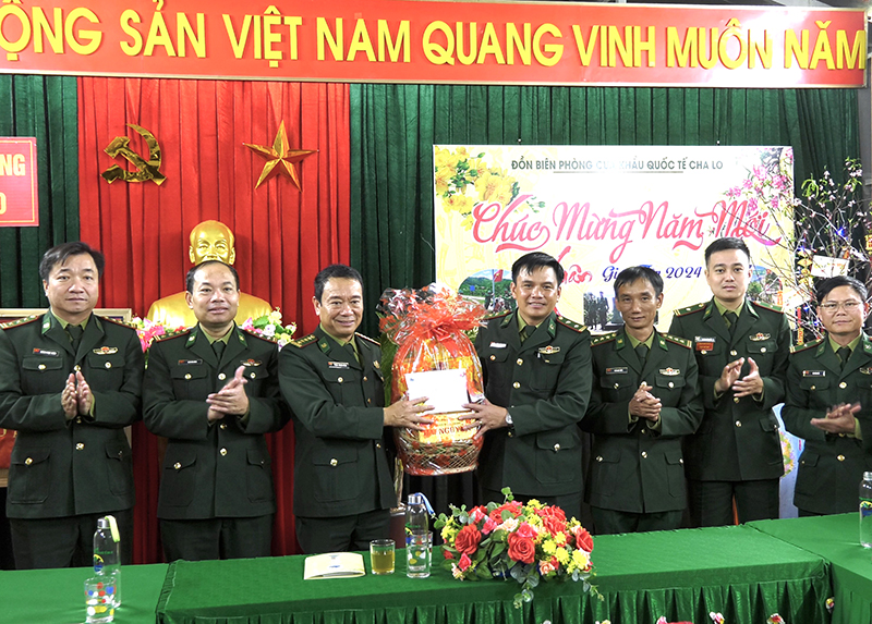 Đại tá Trịnh Thanh Bình, Tỉnh ủy viên, Chỉ huy trưởng Bộ Chỉ huy BĐBP tỉnh kiểm tra, chúc Tết CB, CS Đồn biên phòng cửa khẩu quốc tế Cha Lo. 