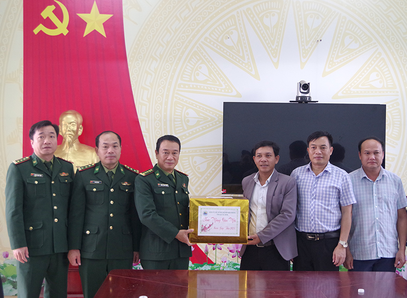 Đại tá Trịnh Thanh Bình, Tỉnh ủy viên, Chỉ huy trưởng Bộ Chỉ huy BĐBP thăm, chúc Tết cấp ủy, chính quyền địa phương xã Dân Hóa (Minh Hóa).