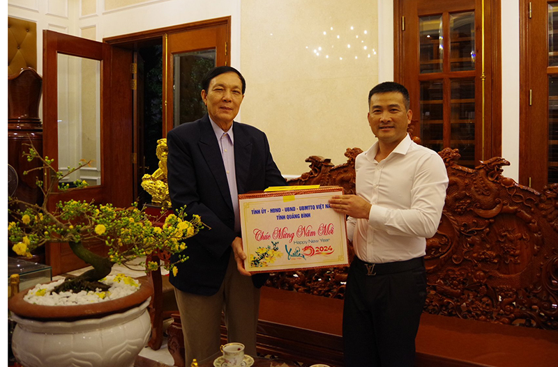 Đồng chí Đại tá Đoàn Sinh Hòa tặng quà, chúc mừng năm mới đồng chí Nguyễn Hữu Cường, nguyên Ủy viên Ban Thường vụ Tỉnh ủy, Chỉ huy trưởng BCHQS tỉnh.