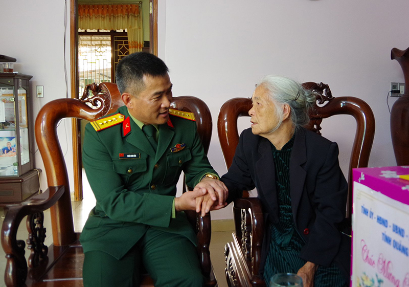 Đồng chí Đại tá Đoàn Sinh Hòa thăm hỏi, chúc Tết gia đình đồng Cao Lương Bằng, nguyên Ủy viên Ban Thường vụ Tỉnh ủy, Chỉ huy trưởng BCHQS tỉnh.