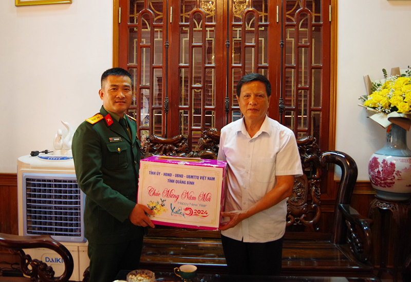 Đồng chí Đại tá Đoàn Sinh Hòa tặng quà, chúc Tết đồng chí Nguyễn Quốc Trị, nguyên Ủy viên Ban Thường vụ Tỉnh ủy, Chỉ huy trưởng BCHQS tỉnh.