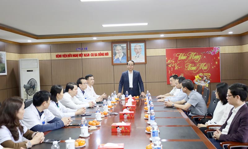 Phó Chủ tịch UBND tỉnh Phan Mạnh Hùng phát biểu, chúc Tết tại Bệnh viện Hữu nghị Việt Nam- Cuba Đồng Hới.