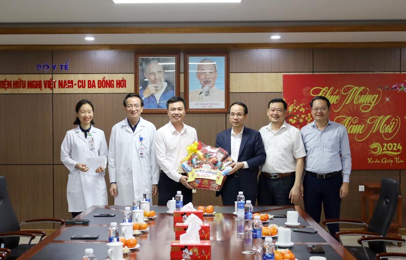 Phó Chủ tịch UBND tỉnh Phan Mạnh Hùng tặng quà Tết động viên cán bộ, y, bác sỹ Bệnh viện Hữu nghị Việt Nam- Cuba Đồng Hới.