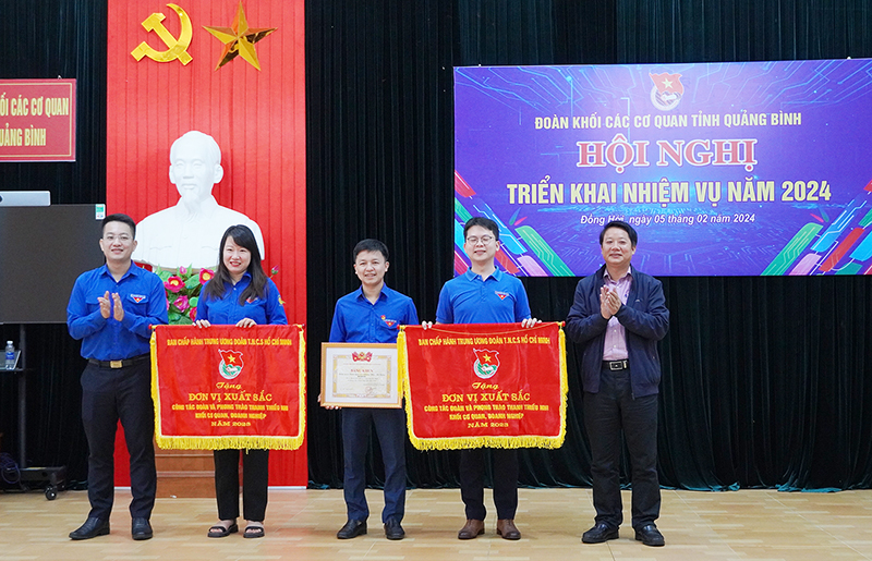 Đại diện lãnh đạo Đảng ủy Khối CCQ tỉnh, Tỉnh đoàn trao bằng khen, cờ thi đua đơn vị xuất sắc của Ban Chấp hành Trung ương Đoàn cho các tập thể.