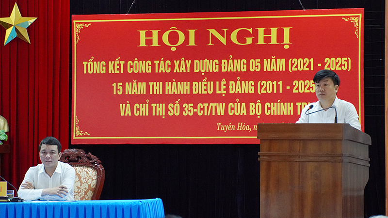 Đại biểu thảo luận.