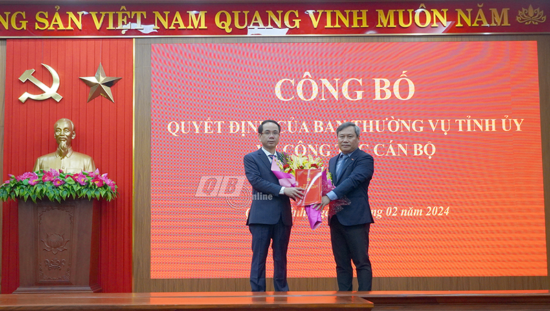 Đồng chí Bí thư Tỉnh ủy Vũ Đại Thắng trao quyết định và tặng hoa chúc mừng đồng chí Phan Mạnh Hùng