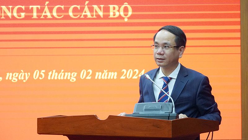Đồng chí Trưởng ban Dân vận Tỉnh ủy Phan Mạnh Hùng phát biểu nhận nhiệm vụ