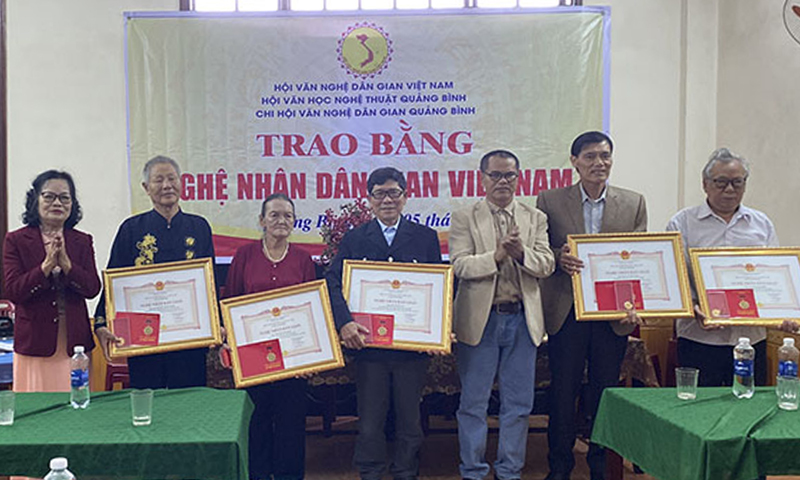 Trao bằng công nhận danh hiệu Nghệ nhân dân gian Việt Nam và kỷ niệm chương “Vì sự nghiệp văn nghệ dân gian " cho các cá nhân.