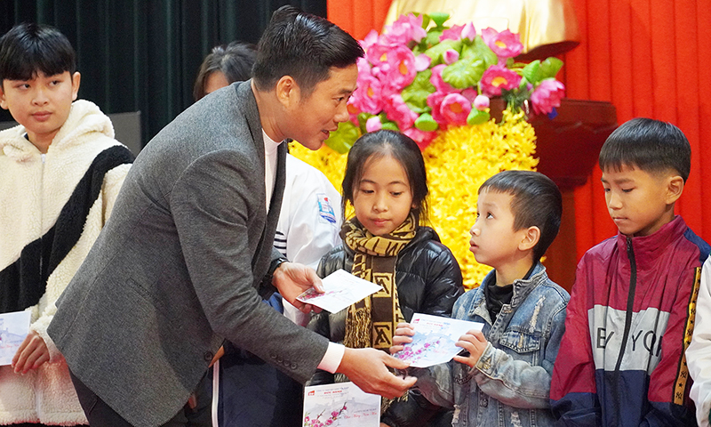 Anh Nguyễn Phi Hùng, Giám đốc Công ty Đức Hạnh trao quà hỗ trợ Tết cho các cháu nhỏ có hoàn cảnh khó khăn.