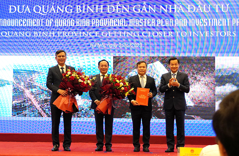 Đồng chí Phó Thủ tướng Chính phủ Lê Minh Khái trao quyết định phê duyệt Quy hoạch tỉnh Quảng Bình của Thủ tướng Chính phủ cho lãnh đạo tỉnh. Ảnh: Anh Tuấn