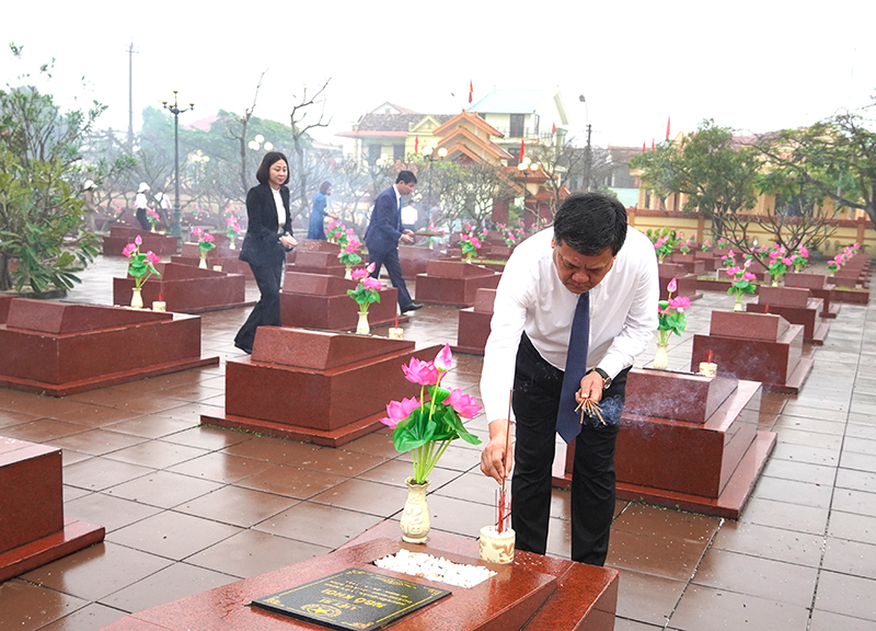 Đồng chí Bí thư Thành ủy Đồng Hới Trần Phong dâng hương lên các phần mộ liệt sỹ.  