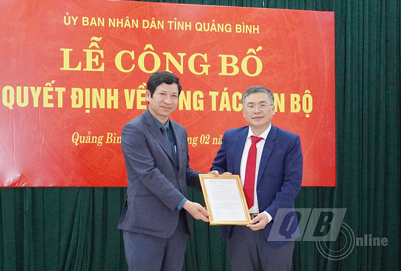 Đồng chí Phó Chủ tịch UBND tỉnh Hồ An Phong trao quyết định bổ nhiệm và chúc mừng đồng chí Trần Văn Khương, Phó Giám đốc Sở TN-MT 