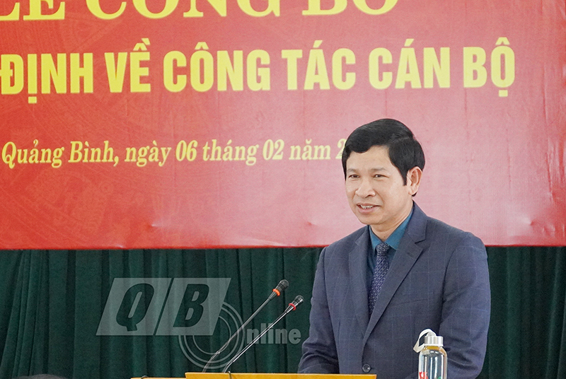 Đồng chí Phó Chủ tịch UBND tỉnh Hồ An Phong phát biểu giao nhiệm vụ cho đồng chí Trần Văn Khương. đốc Sở TN-MT 