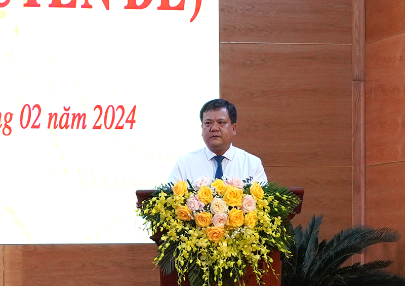 Đồng chí Bí thư Thành ủy, Chủ tịch HĐND thành phố Trần Phong thông báo việc giới thiệu cán bộ ứng cử bầu giữ chức vụ Phó Chủ tịch UBND TP. Đồng Hới của Ban Thường vụ Tỉnh ủy.