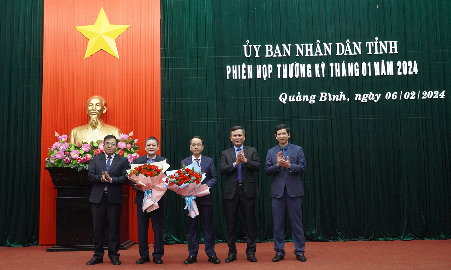 Lãnh đạo UBND tỉnh tặng hoa chúc mừng đồng chí Phan Mạnh Hùng và Phan Phong Phú.