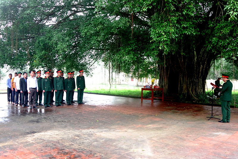 Đoàn đại biểu Bộ CHQS tỉnh dâng hương tại Khu di tích An Sinh.