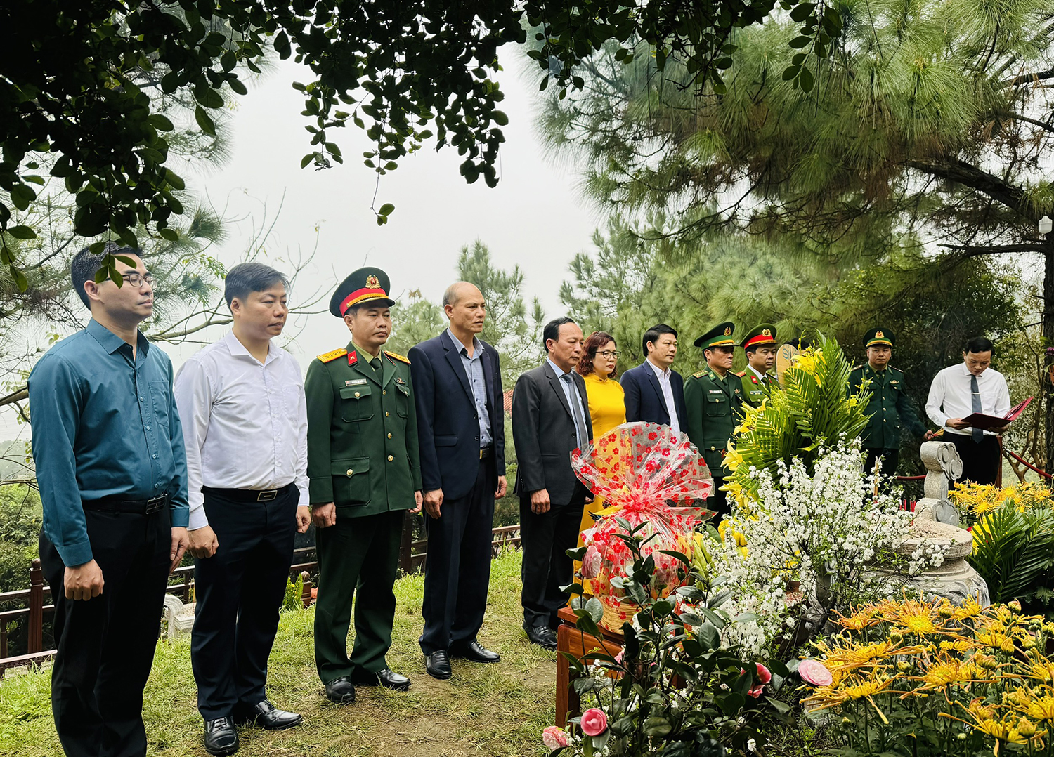 Đồng chí Phó Bí thư Thường trực Tỉnh ủy Trần Hải Châu và đoàn công tác thành kính tưởng nhớ công lao Đại tướng Võ Nguyên Giáp.