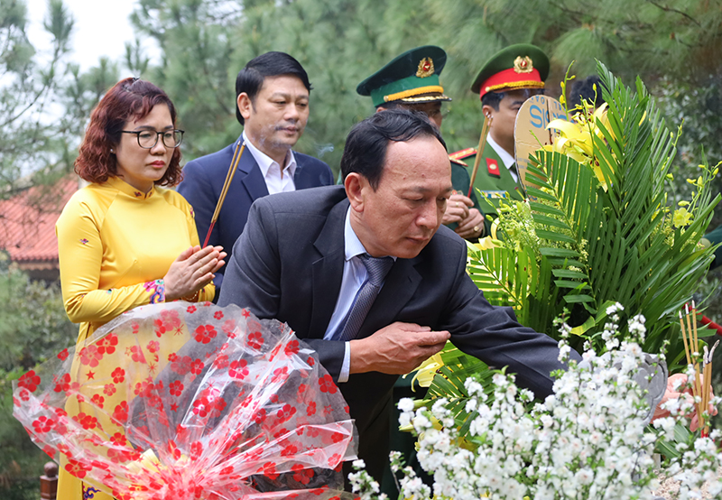  Đồng chí Phó Bí thư Thường trực Tỉnh ủy Trần Hải Châu dâng hương tưởng nhớ Đại tướng Võ Nguyên Giáp.