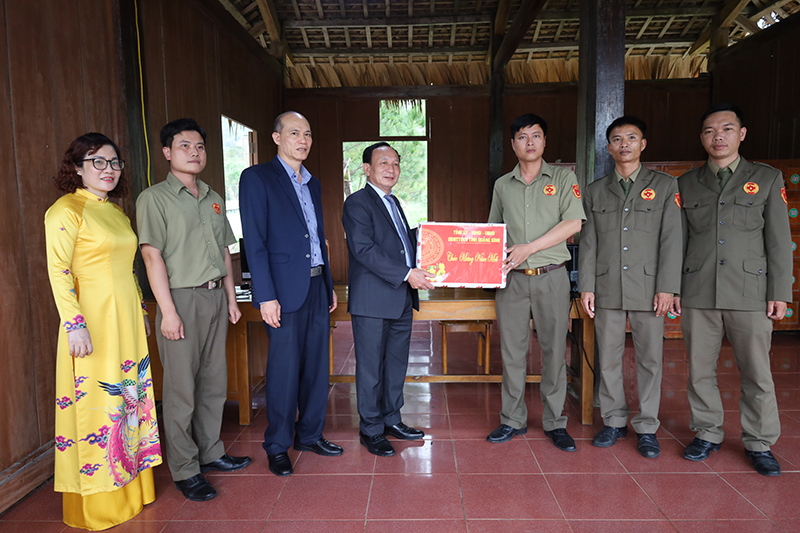 Đồng chí Phó Bí thư Thường trực Tỉnh ủy Trần Hải Châu tặng quà Tết cho Đội bảo vệ Khu mộ Đại tướng Võ Nguyên Giáp.