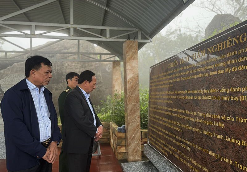 Đồng chí Phó Bí thư Thường trực Tỉnh ủy Trần Hải Châu thăm chiến tích “Hầm Nghiêng” - nơi ghi dấu sự hy sinh anh dũng của những cán bộ, chiến sỹ Trạm Radar 535