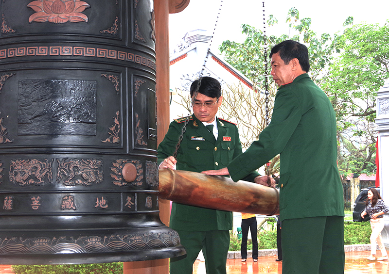 Lãnh đạo Đảng ủy, Bộ Chỉ huy BĐBP tỉnh thực hiện nghi thức thỉnh chuông tại Đền thờ Bác Hồ và các Anh hùng liệt sỹ tỉnh.