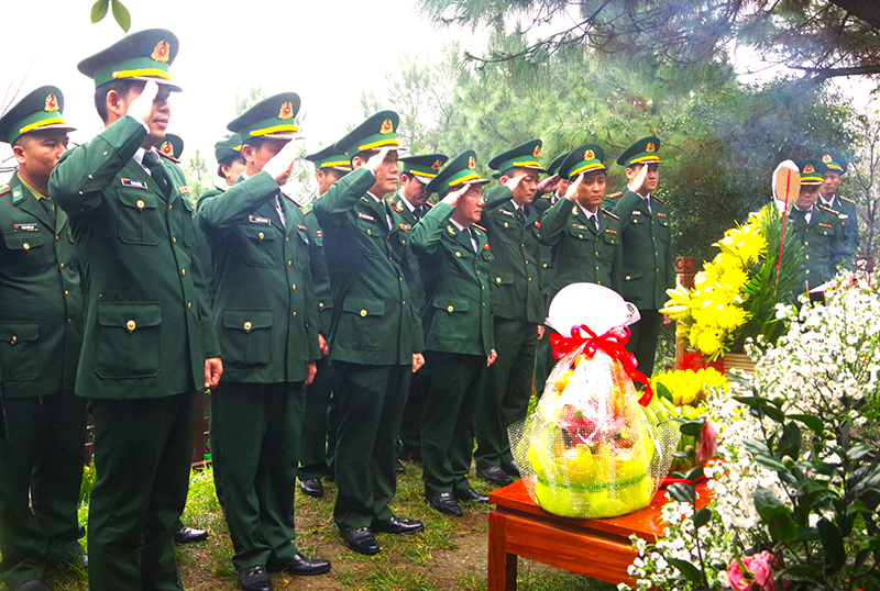 Lãnh đạo và cán bộ, chiến sĩ BĐBP tỉnh, Đồn biên phòng Roòn dâng hương viếng mộ Đại tướng Võ Nguyên Giáp.