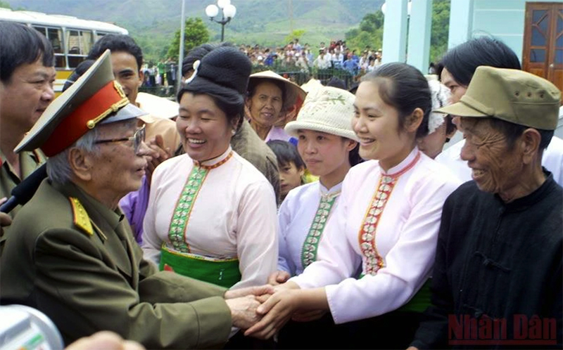 Đồng bào Điện Biên xúc động đón Đại tướng Võ Nguyên Giáp về thăm lại chiến trường Điện Biên Phủ. Ảnh: Tư liệu