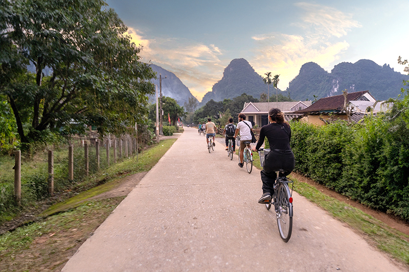 Du khách nước ngoài trải nghiệm làng Tân Hóa-Làng du lịch tốt nhất thế giới năm 2023. Ảnh: Oxalis Adventure.