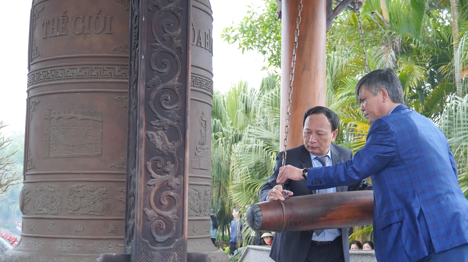 Đồng chí Phó Bí thư Thường trực Tỉnh ủy, Chủ tịch HĐND tỉnh Trần Hải Châu và đồng chí Chủ tịch UBND tỉnh Trần Thắng thực hiện nghi thức thỉnh chuông.