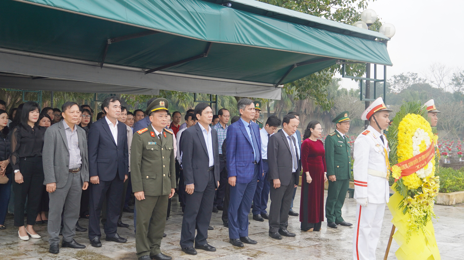 Các đồng chí lãnh đạo tỉnh kính cẩn dâng hoa tại Nghĩa trang liệt sỹ Ba Dốc. 