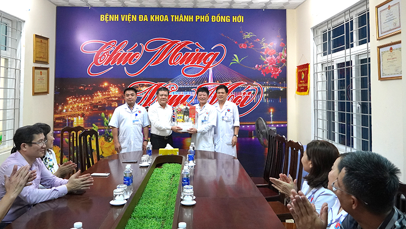 Bí thư Thành ủy Đồng Hới Trần Phong tặng quà động viên đội ngũ y, bác sỹ Bệnh viện đa khoa Đồng Hới.