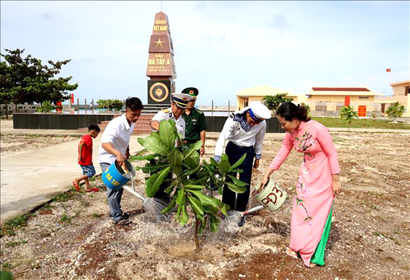 Trồng cây bàng vuông trên đảo Đá Tây, quần đảo Trường Sa (Khánh Hòa) nhân dịp xuân Giáp Thìn 2024. Ảnh: Hồng Đạt/TTXVN